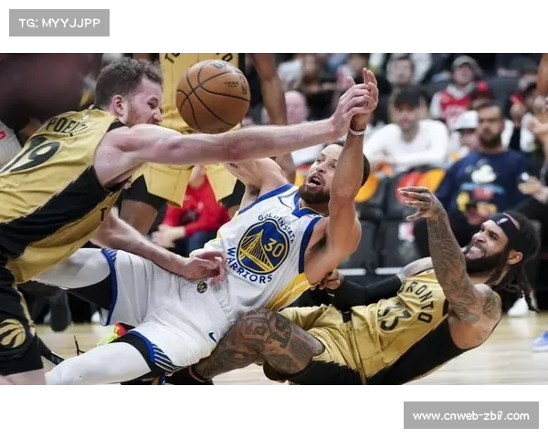 勇士队核心库里背靠背比赛展现惊人体能成关键保障 勇士队核心库里背靠背比赛展现惊人体能成关键保障